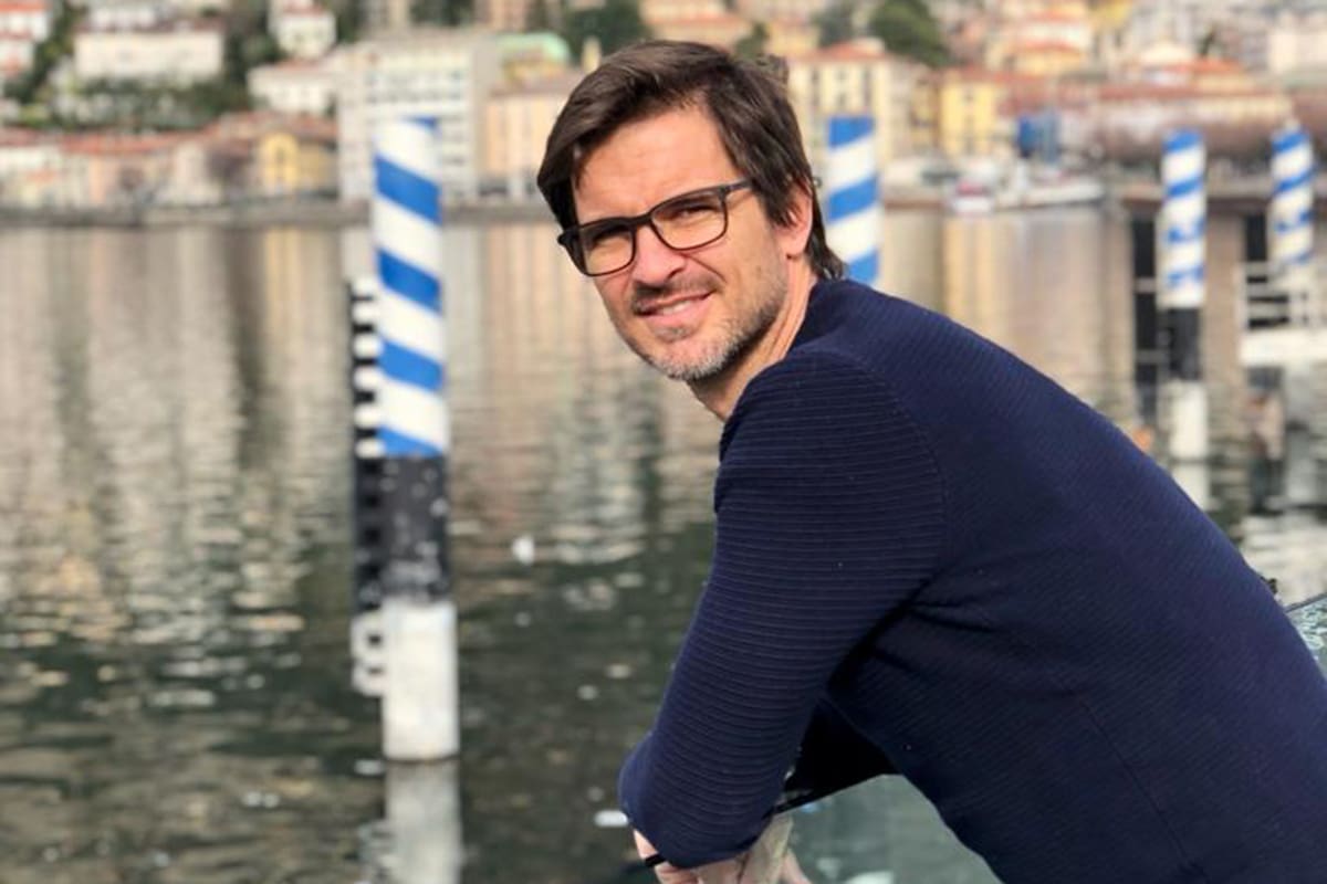 Posando como un turista en Basilea: allí, Costanzo se hizo un nombre en el fútbol europeo