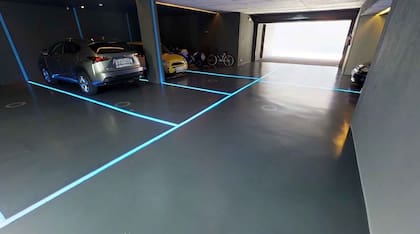 Posee un garage con lugar para muchos autos