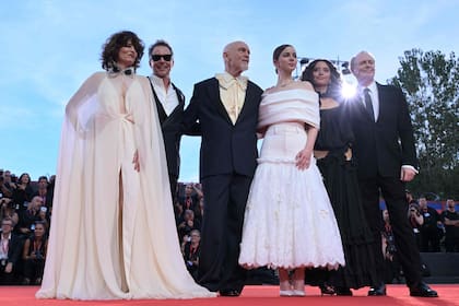 Posey, Rockwell, Malkovich y Salas posaron junto a Mariana Di Girolamo y Steve Buscemi, que también forman parte del elenco