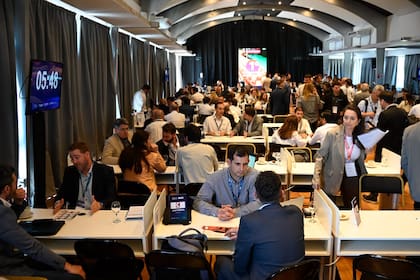 Posibles proveedores de pymes argentinas cara a cara con los representantes de los grandes inversores; el reloj marca rigurosamente el tiempo disponible