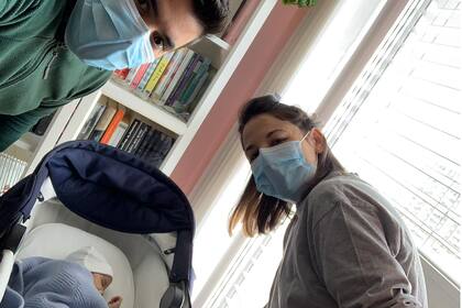 Positiva al coronavirus, Vanesa Muro estuvo separada diez días de su recién nacido. Ya en casa con el pequeño Oliver, cuenta los días para que finalice la cuarentena y poder besarlo y tocarlo sin guantes.