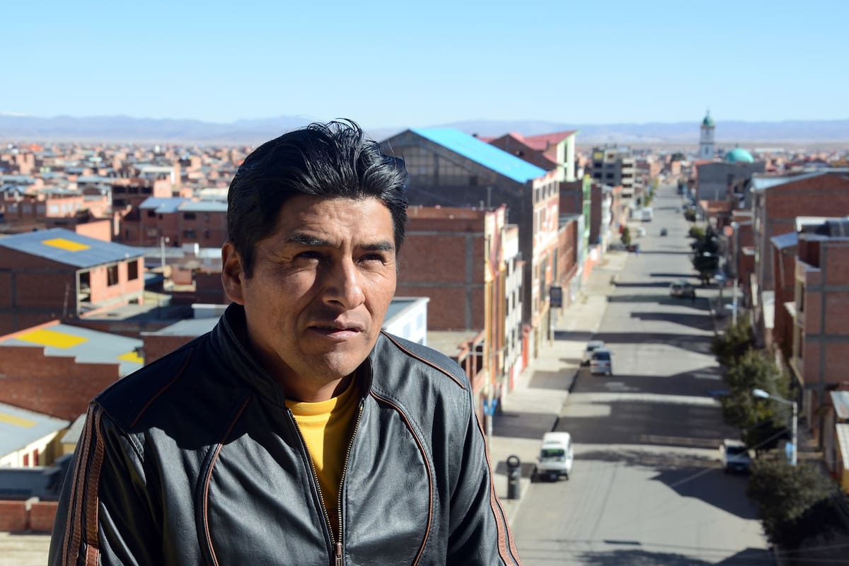 Posmoderno y andino, el arquitecto boliviano le cambió el rostro a El Alto y llevó su desparpajo rococó a la Fundación Cartier de París