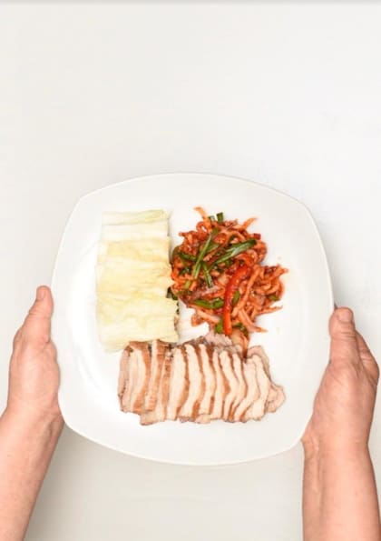 Possam, un típico plato coreano muy pedido en el restaurante de Cheong y Ho. Tiene cerdo cocinado a vapor con huevo y vegetales