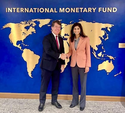 Posse en la sede central del FMI con Gita Gopinath.