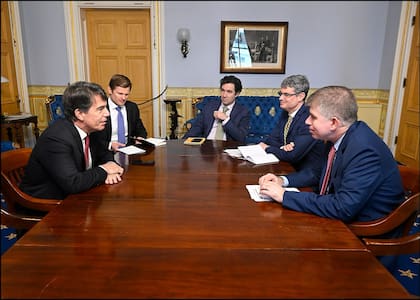 Posse junto a Shambaugh en el Tesoro.