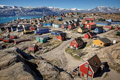 Postal colorida típica de Groenlandia: las casitas de Uummannaq.