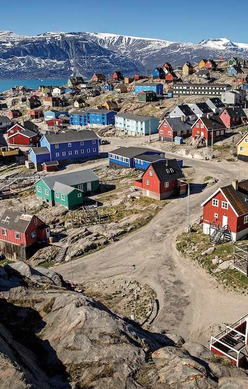 Postal colorida típica de Groenlandia: las casitas de Uummannaq.