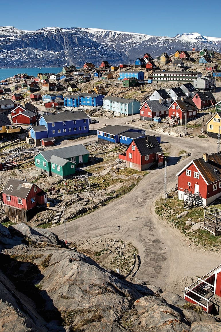 Postal colorida típica de Groenlandia: las casitas de Uummannaq.