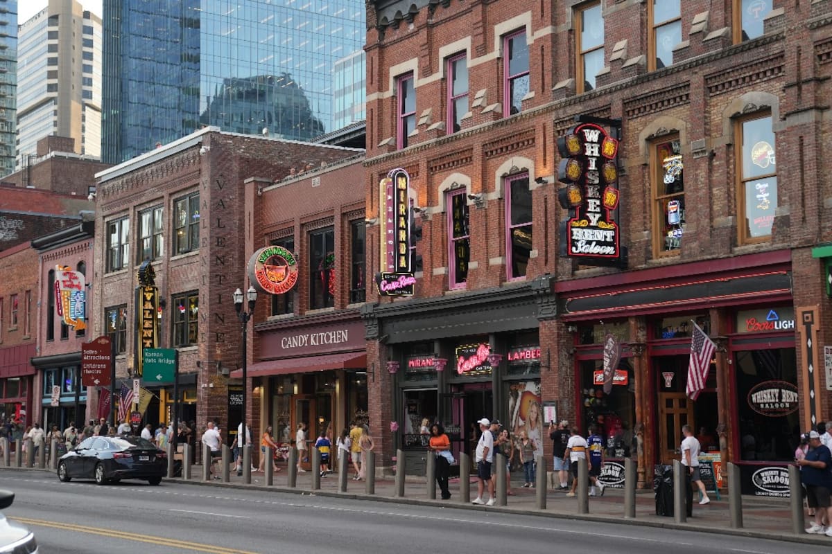 Postal de Broadway, una calle de ensueño en el centro de Nashville (Alan Craig)