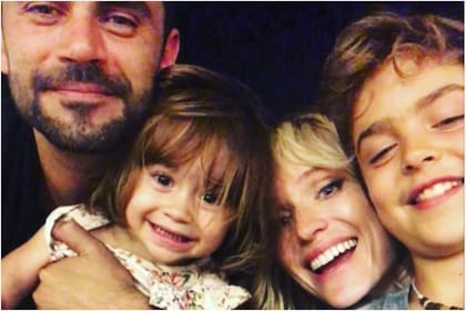 Postal de familia el actor junto a su esposa Brenda Gandini y sus hijos Alfonsina y Eloy
