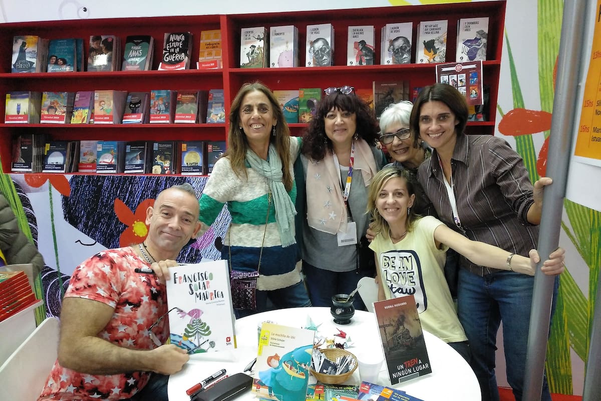 Postal de la prepandemia del stand de SM en la Feria Internacional del Libro de Buenos Aires en 2019, con autores e ilustradores