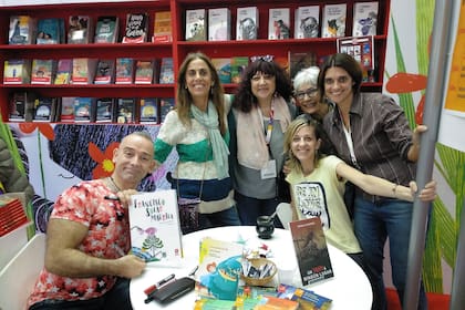 Postal de la prepandemia del stand de SM en la Feria Internacional del Libro de Buenos Aires en 2019, con autores e ilustradores