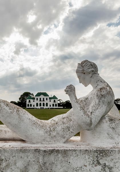 Postal de la Reserva Parque Luro, en La Pampa, y el casco de la estancia El Castillo