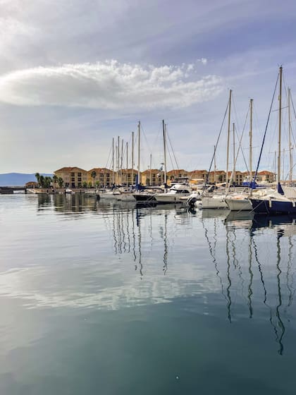 Postal de Ocean Village, el reflejo de la modernidad y el lujo náutico a los pies del Peñón.