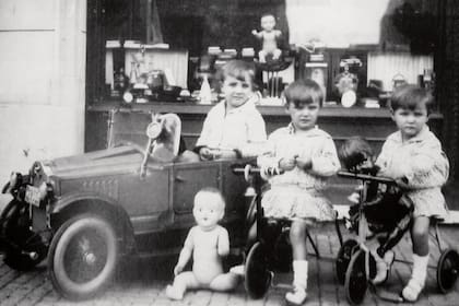 Postal de su infancia junto a su hermanos Josecito y Goldy. "¿Adivinan cuál soy yo?", escribió Mirtha tras compartir la foto el día del niño del año pasado.