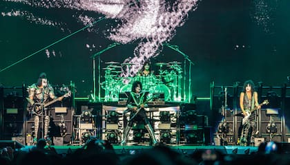 Postal de su último show en Argentina, con sus actuales integrantes maquillados como "el demonio", "el hombre espacial", "el gato" y "el niño estrella"