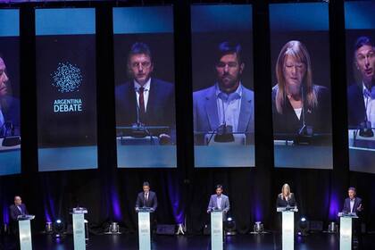 Postal de un recuerdo en la memoria de los argentinos: los candidatos presidenciales se enfrentaron al primer debate televisado en 2015