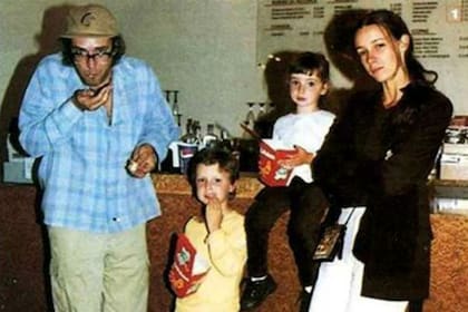 Postal familiar. Lisa y Benito Cerati junto a su papá Gustavo y su mamá Cecilia Amenábar