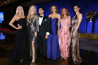 Postal fashion protagonizada por Evelyn Scheidl, Rocío Vivas, Fabián Medina Flores, Nequi Galotti, Ileana Calabró y Priscila Crivocapich