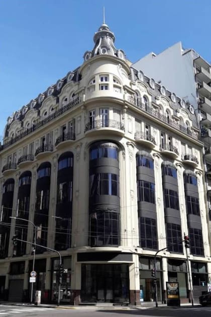 Postal moderna del edificio Art Nouveau en el que estuvo el Bazar Dos Mundos, en Callao y Sarmiento