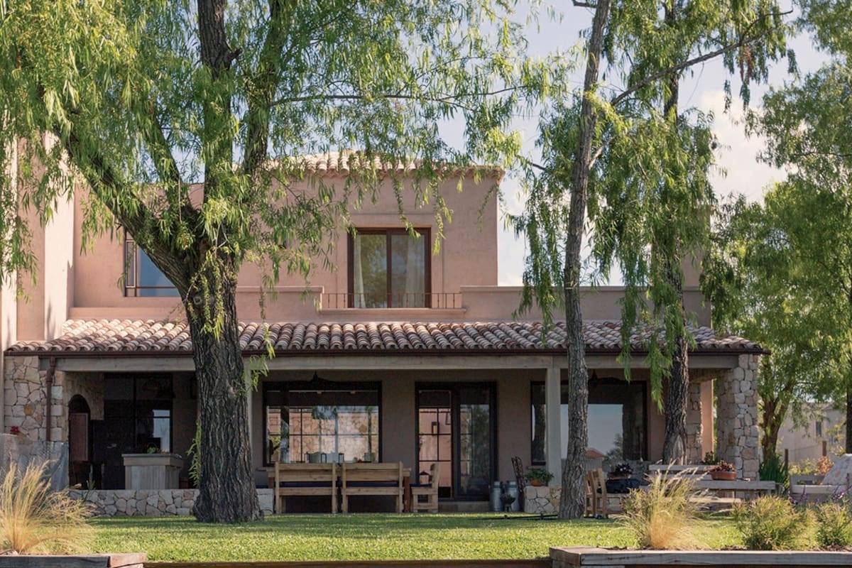 Postales de la campiña italiana a una hora del Obelisco: un despliegue de diseño y materialidad en una casa pensada para compartir.
