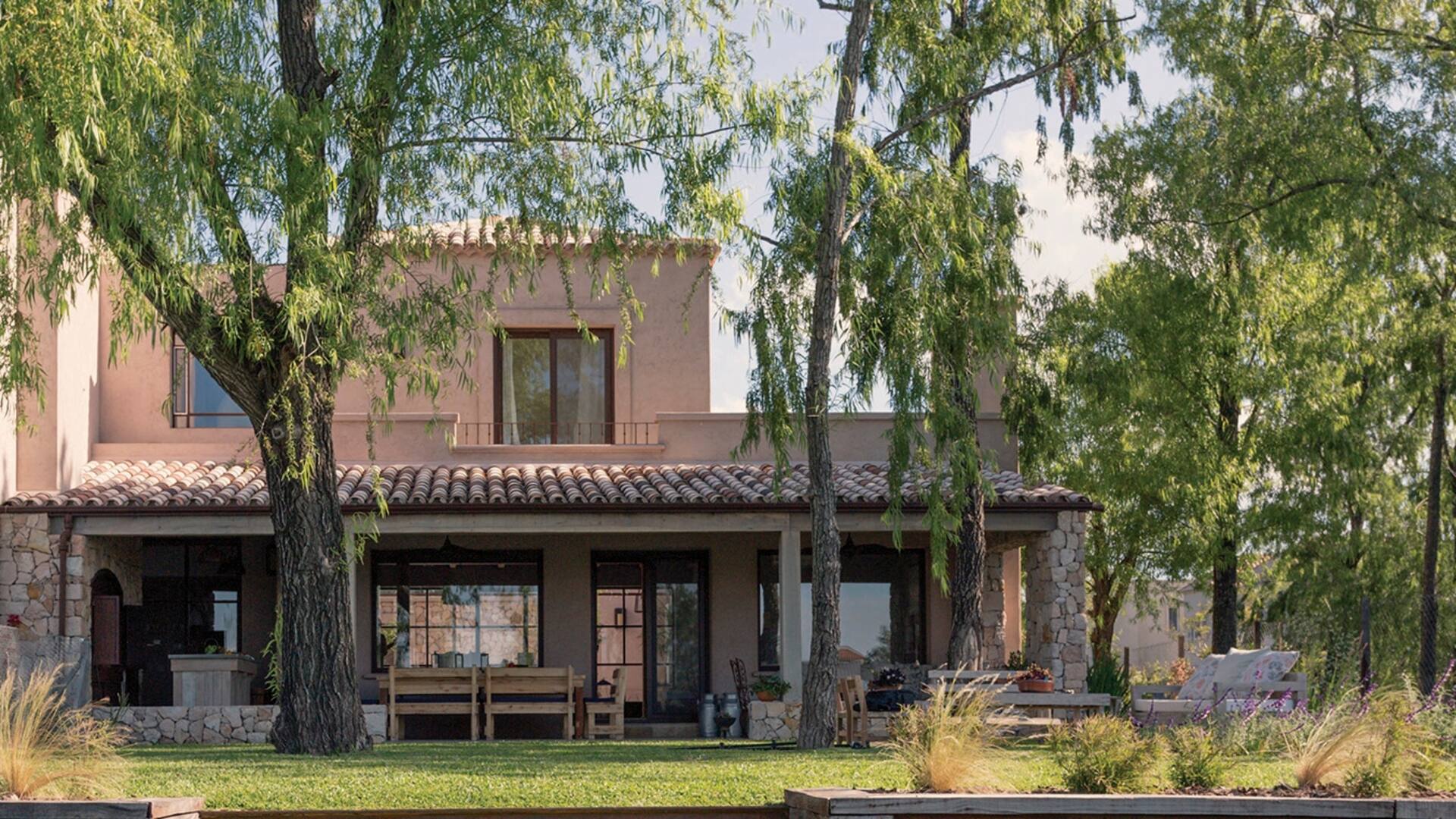 Postales de la campiña italiana a una hora del Obelisco: un despliegue de diseño y materialidad en una casa pensada para compartir.