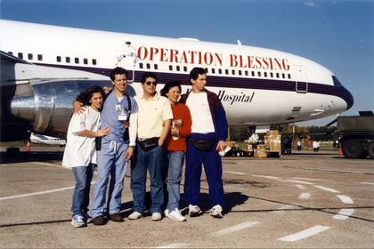 La familia Sosa junto a un avión hospital en Ucrania