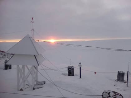 Postales del primer amanecer en la Base Belgrano II, desde abril