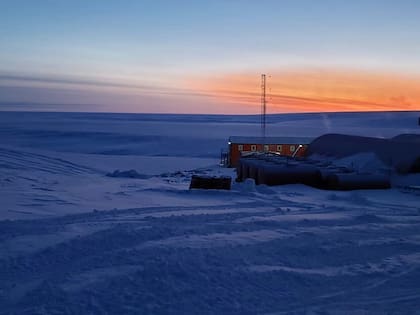 Postales del primer amanecer en la Base Belgrano II, desde abril