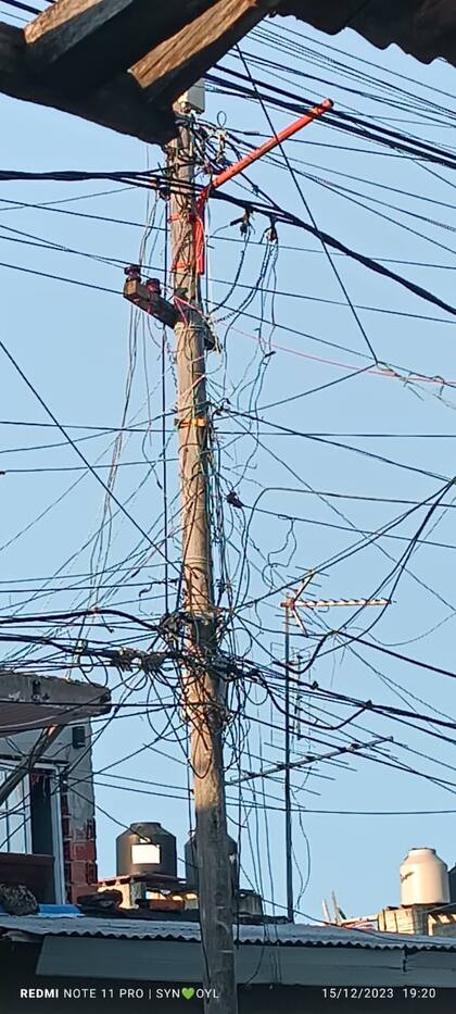 Poste en el barrio de San Cayetano, partido de San Isidro
