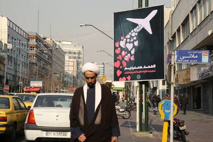 Pósteres recordando a las víctimas del vuelo ucraniano derribado aparecieron ayer en las calles de Teherán