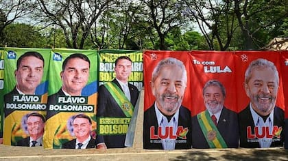 Pósters de campaña de los dos candidatos, Flavio Bolsonaro y Lula da Silva, que dirimirán la presidencia en el balotaje del 25 de octubre