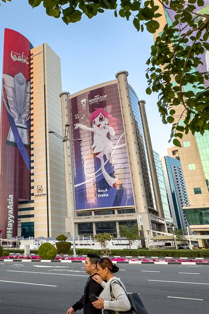 Las mascotas de la Copa Asia adornan las torres del distrito comercial Al Dafna de Doha