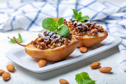 Postre de peras con frutos secos y azúcar mascabo.