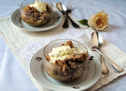 Postre irlandés de manzanas con canela y pasas
