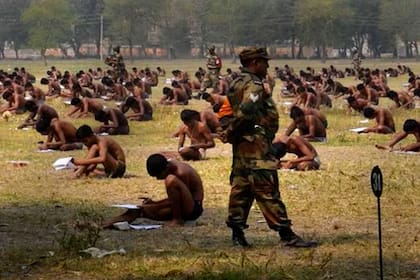 Postulantes al Ejército de India dan exámenes sin ropa, para evitar plagios