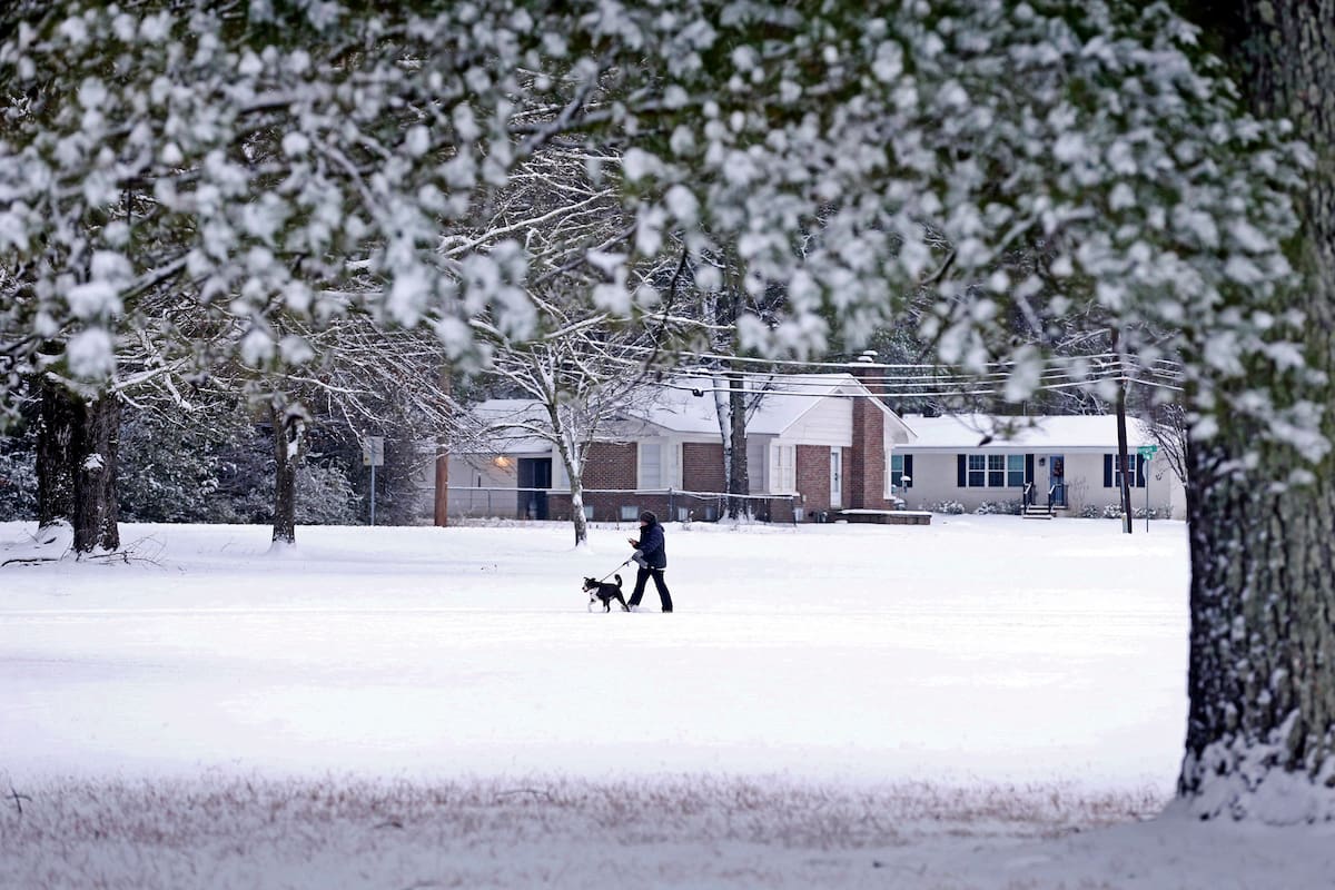 Potente tormenta invernal que dejó nieve en el sur de EEUU mantiene su gélido pulso