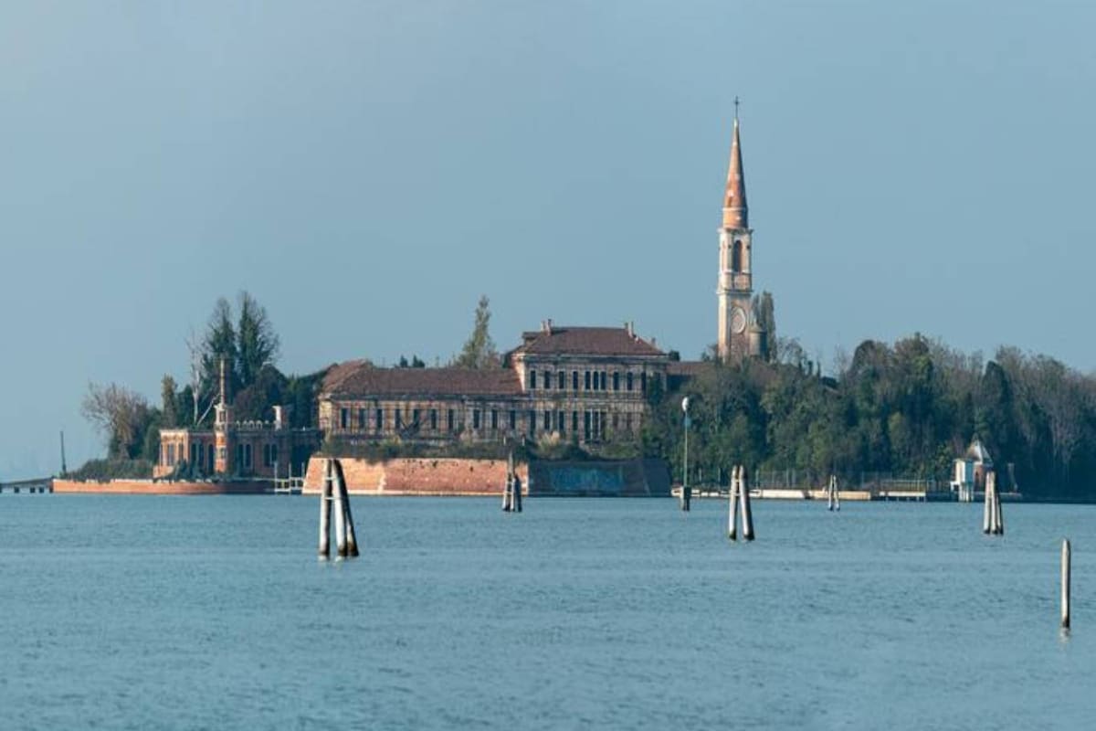 Poveglia se ubica en el norte de Italia, entre las ciudades de Venecia y Lido