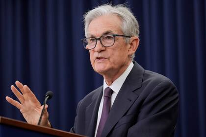 Powell dice que la Fed puede esperar para reducir tasas de interés mientras Trump exige recortes