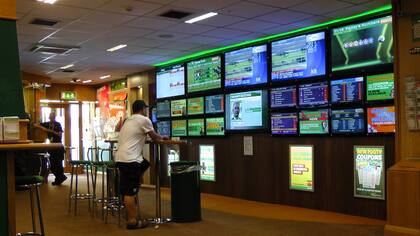 Las casas de apuestas han incrementado su participación en el fútbol y en otros deportes