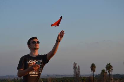 El kit PowerUp, que le agrega un motor a un avión de papel, incluye rutinas para hacer acrobacias y estabilización del vuelo