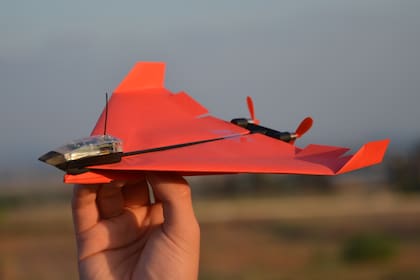 PowerUp es un kit que se agrega a un avión de papel, cartón, madera balsa o gomaespuma, con un motor que se controla desde el celular
