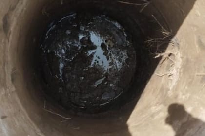Pozo de reserva de agua totalmente seco en un campo del norte de Santa Fe