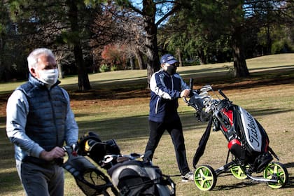 Práctica de golf con protocolo en el Club Privado El Ombú, de Ezeiza
