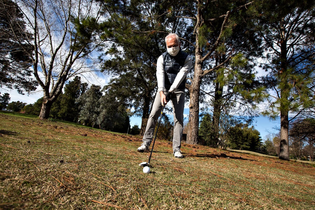 Práctica de golf con protocolo en el Club Privado El Ombú, de Ezeiza