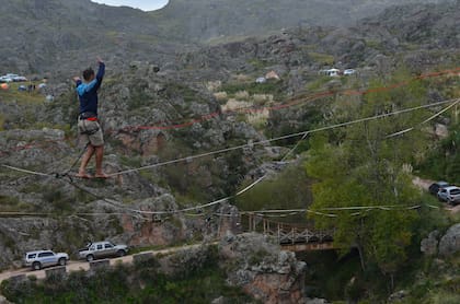Práctica de highline cerca del segundo puente colgante de Copina.