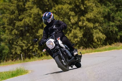 Practicar en un entorno controlado es una de las mejores maneras de aprender a manejar una moto