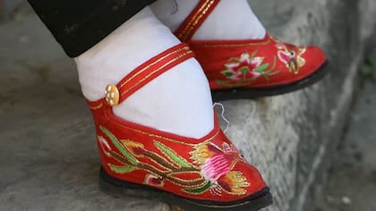 Prácticas como la de vendar los pies a las mujeres chinas o encerrarlas en claustros para que no vieran a otros hombres pueden ser parte del control de su sexualidad para que no tuvieran descendencia de otros hombres