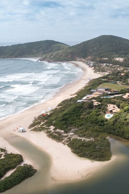 Praia do Rosa tiene una Lagoa do Meio que está muy limpia y bien preservada.