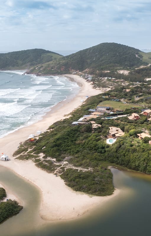 Praia do Rosa está contenida por dos morros.